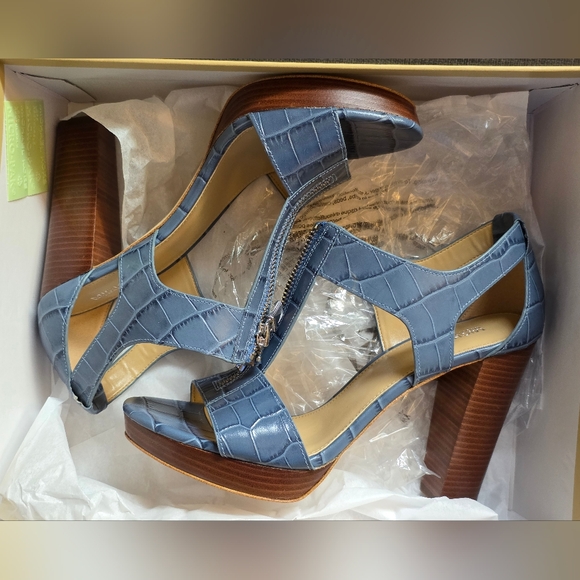 Michael Kors Berkley Lock Sandal, Size 8 - Picture 2 of 8